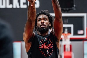 防守大闸！火箭社媒晒伊森现身火箭训练馆的训练组图